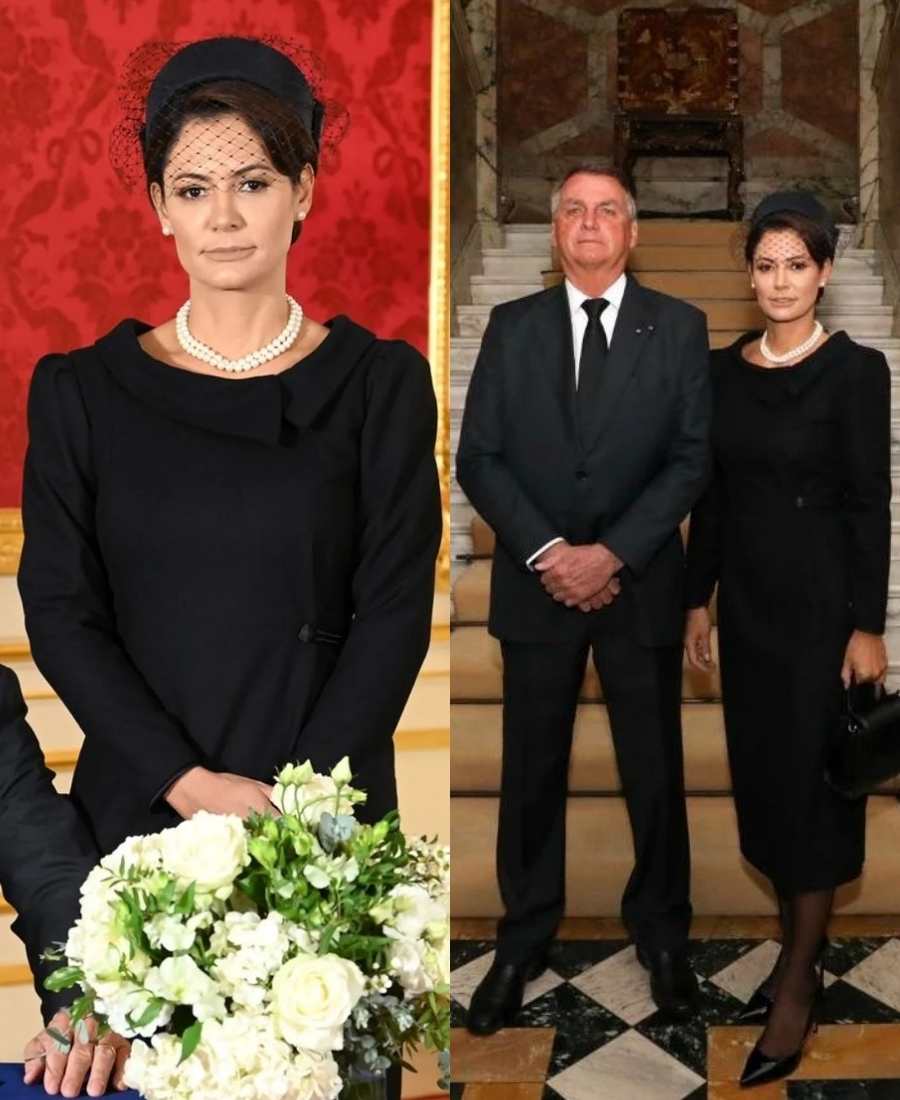 Foto de Michelle Bolsonaro e Bolsonaro em Londres, durante assinatura em livro de condolências à Rainha Elizabeth II. Ela usa vestido preto e ele terno.
