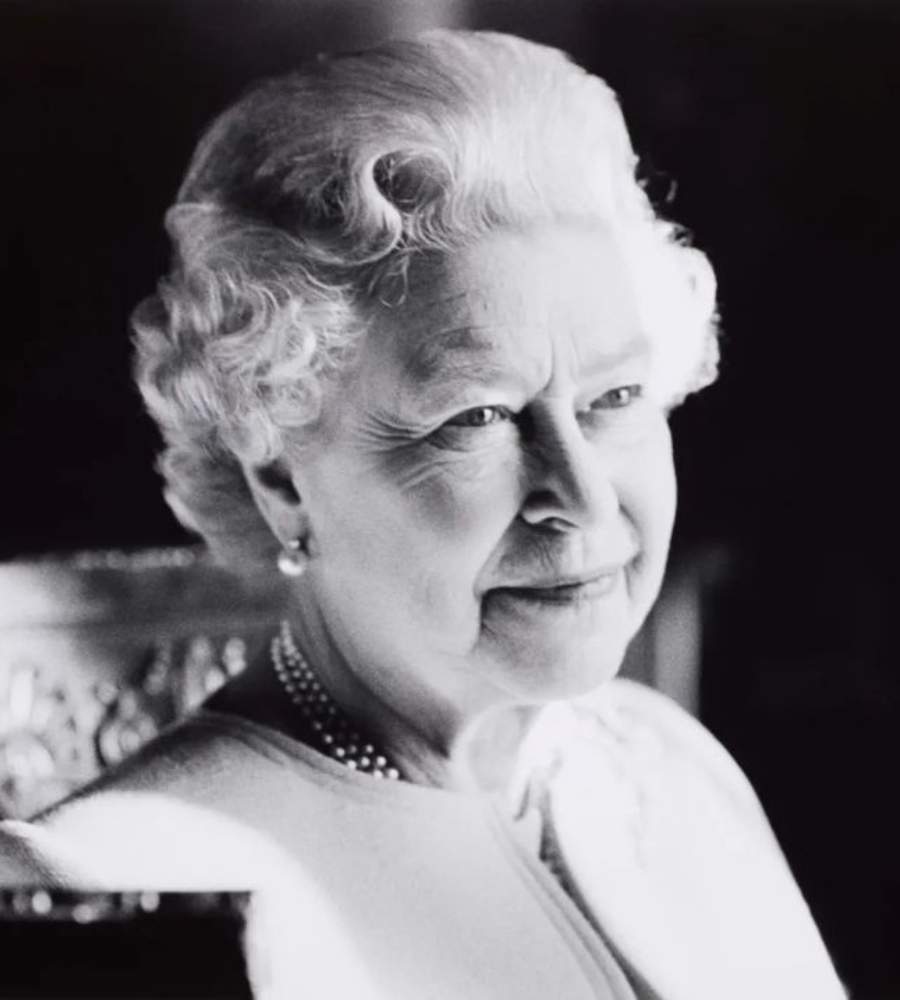 Foto em preto e branco de Rainha Elizabeth II.
