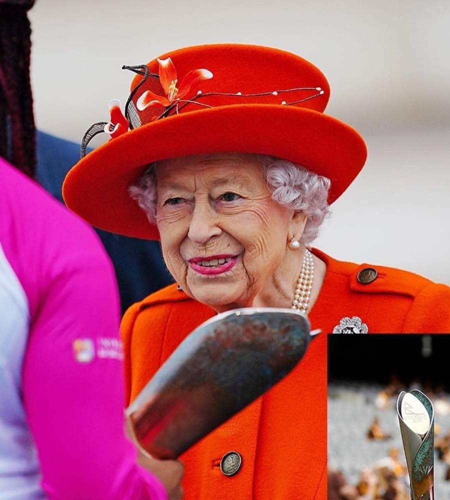 Foto d Rainha Elizabeth II usando roupa vermelha.