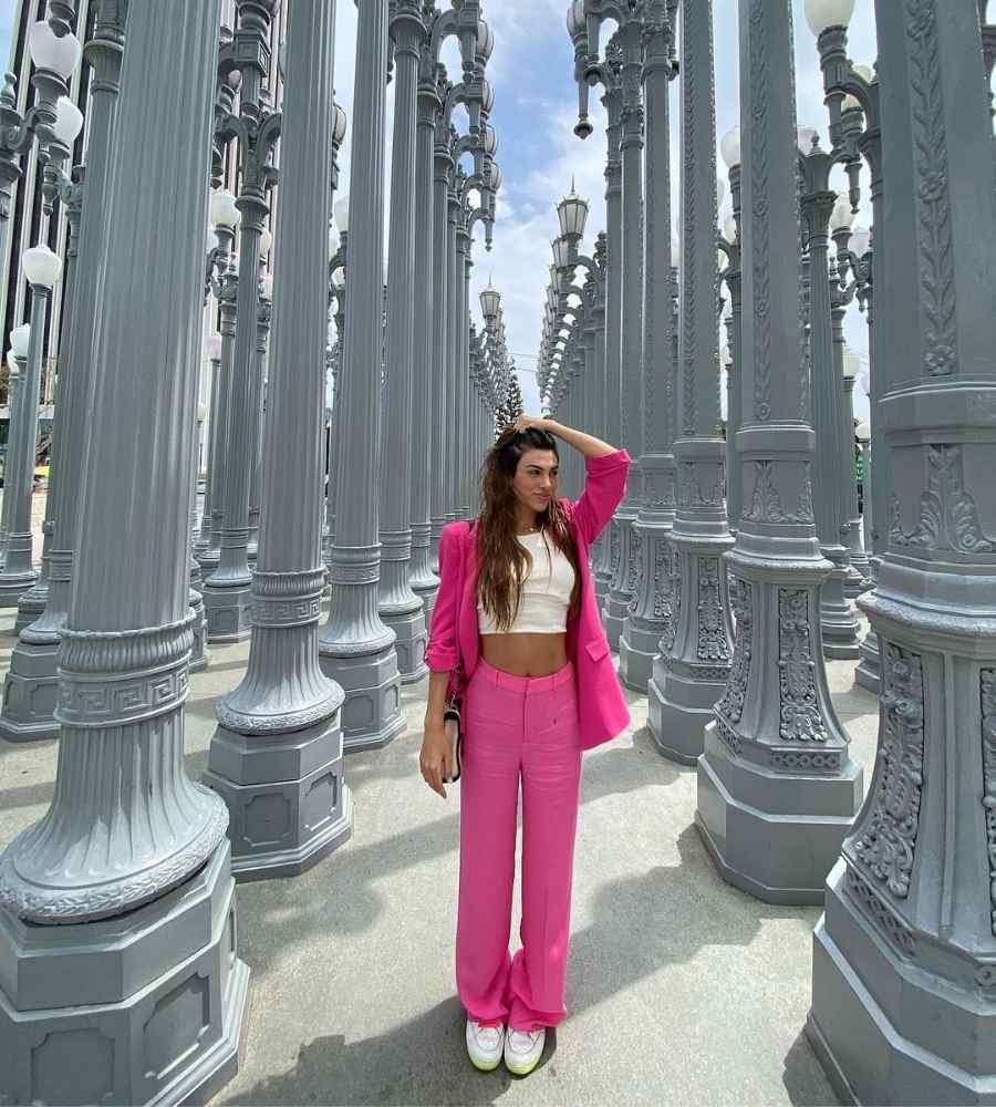 Foto de Pétala Barreiros no LACMA Los Angeles County Museum of Art. Ela usa roupa pink.
