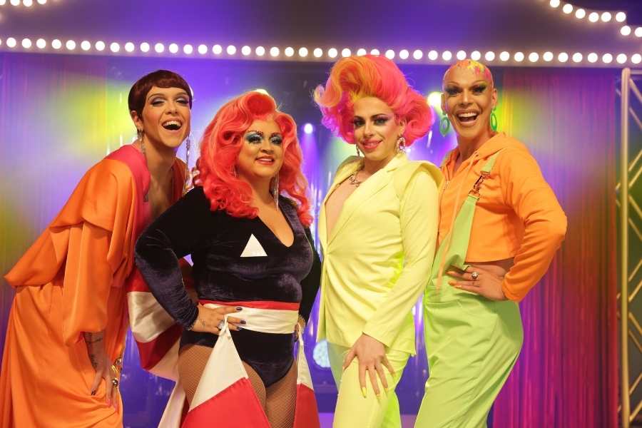 Foto de Preta Gil, Ikaro, Penelopy e Rita com roupas coloridas no programa.