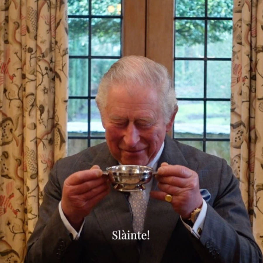Monarca tomando chá.
