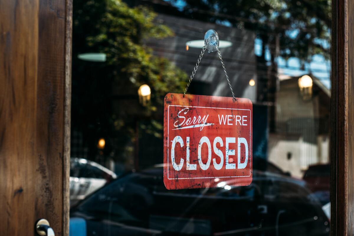 para simbolizar os rituais para fechar ciclos, uma placa vermelha escrito "Sorry, we´re closed" que significa "desculpe, estamos fechados"
