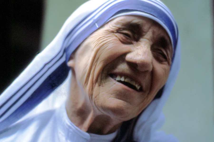 Foto de rosto de Santa Teresa de Calcutá sorridente, usando lenço na cabeça - 5 de setembro.