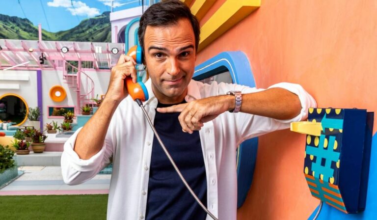 Foto de Tadeu Schmidt atendendo o Big Fone