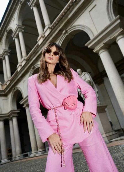 Thassia Naves usa roupa pink em Milão.