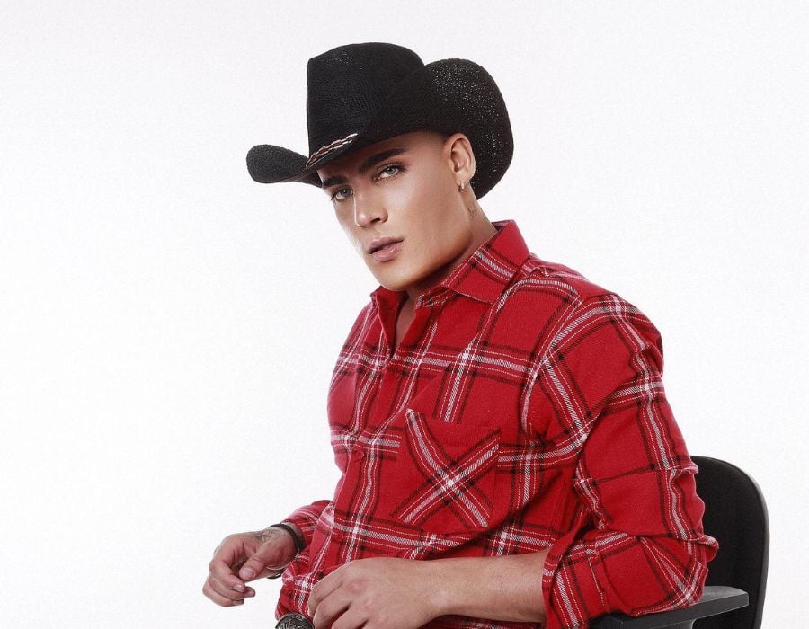 Tiago Ramos com chapéu de cowboy