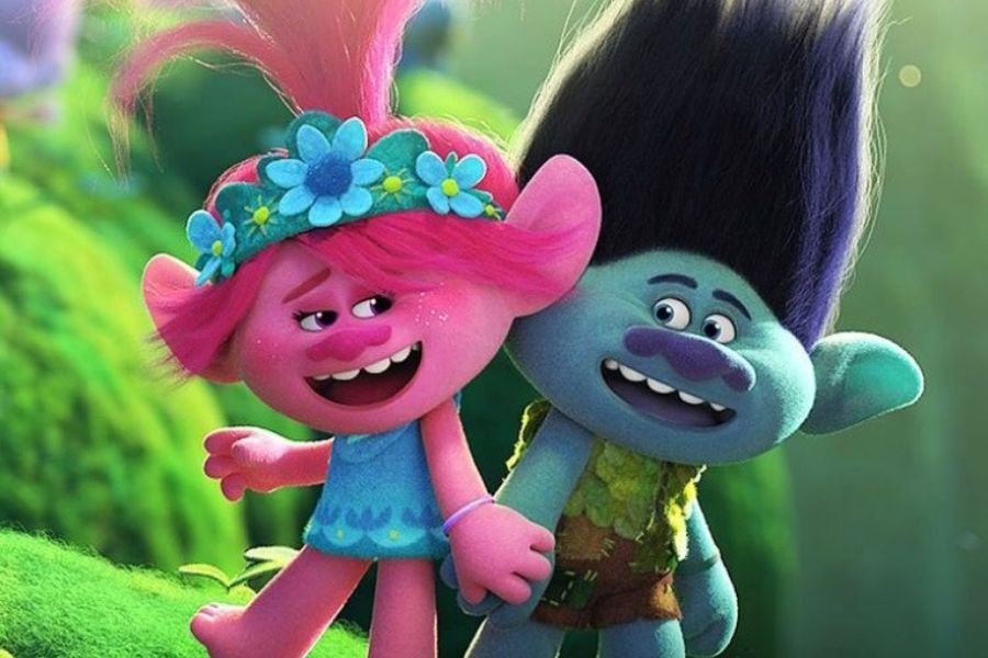 Reprodução artística de trolls. Trolls Poppy e Branch do filmes "Trolls" e mãos dadas e sorridentes na floresta.