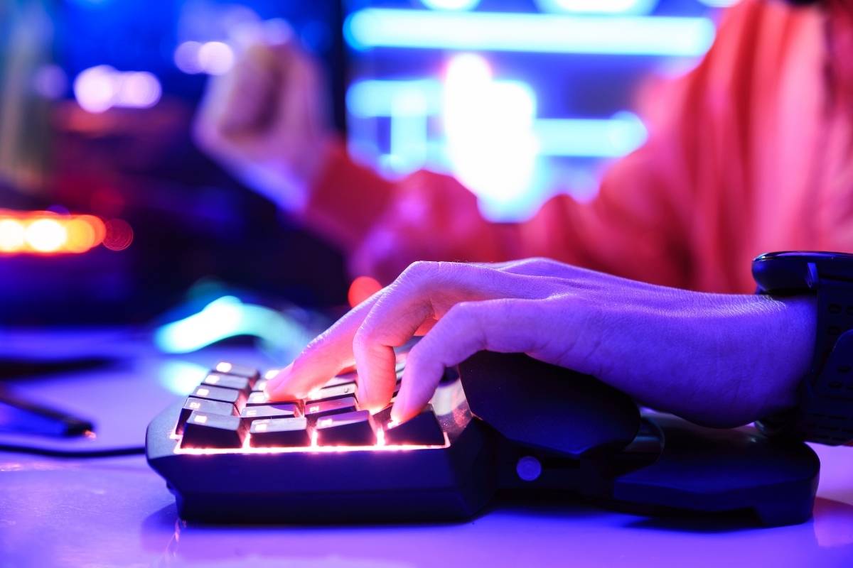 homem jogando no computador, famosos que participam de jogos online