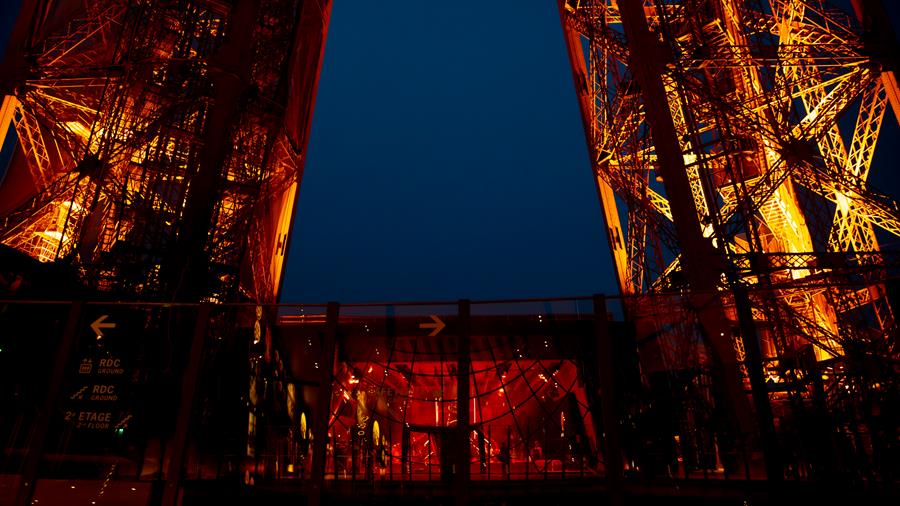 cenário com luzes vermelhas dentro da Torre Eiffel, Paris Fashion Week
