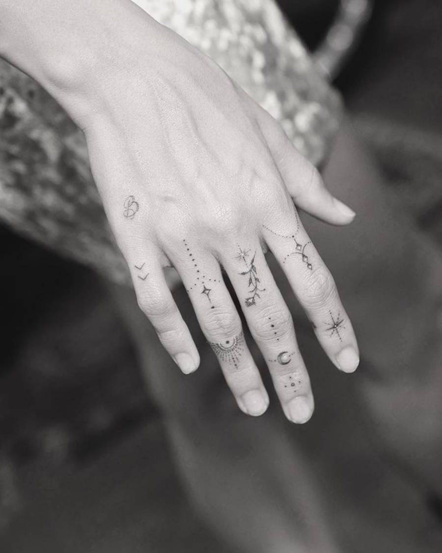 Foto da mão de Hailey Bieber com suas tatuagens
