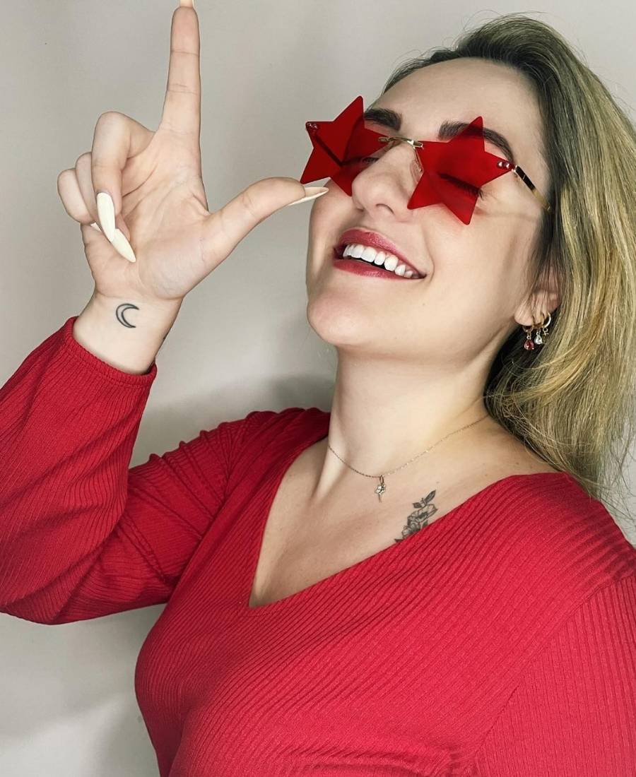 mulher usando camiseta vermelha e óculos de estrela