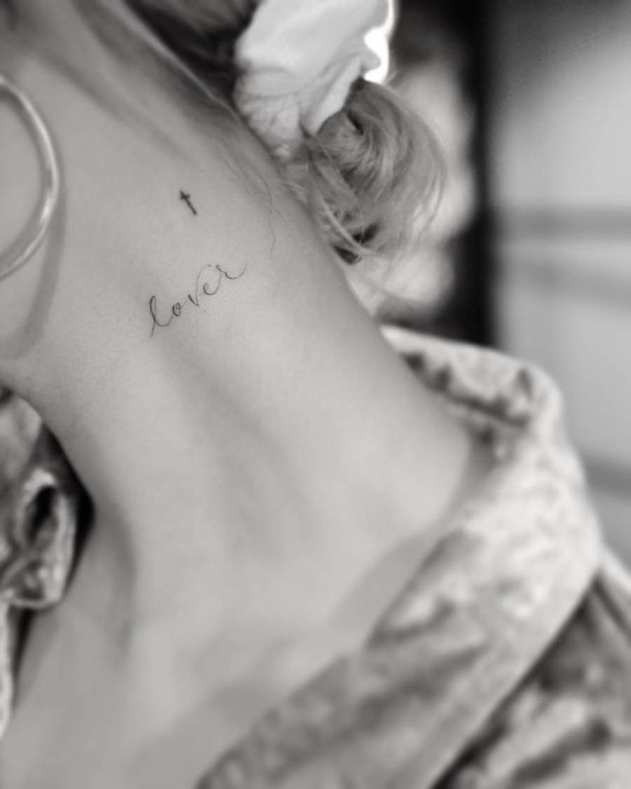 Foto da tatuagem "Lover" de Hailey Bieber