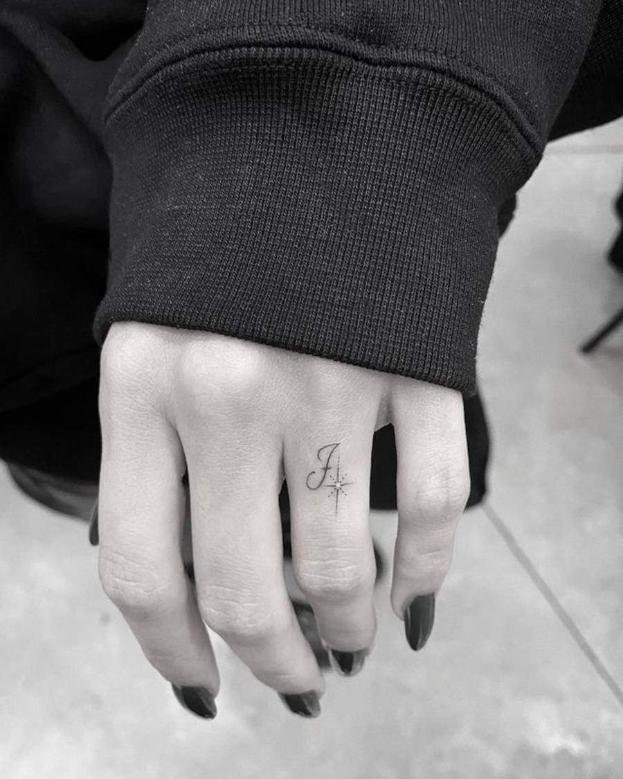 Tatuagem Hailey Bieber no dedo. "Letra J" em homenagem ao Justin Bieber