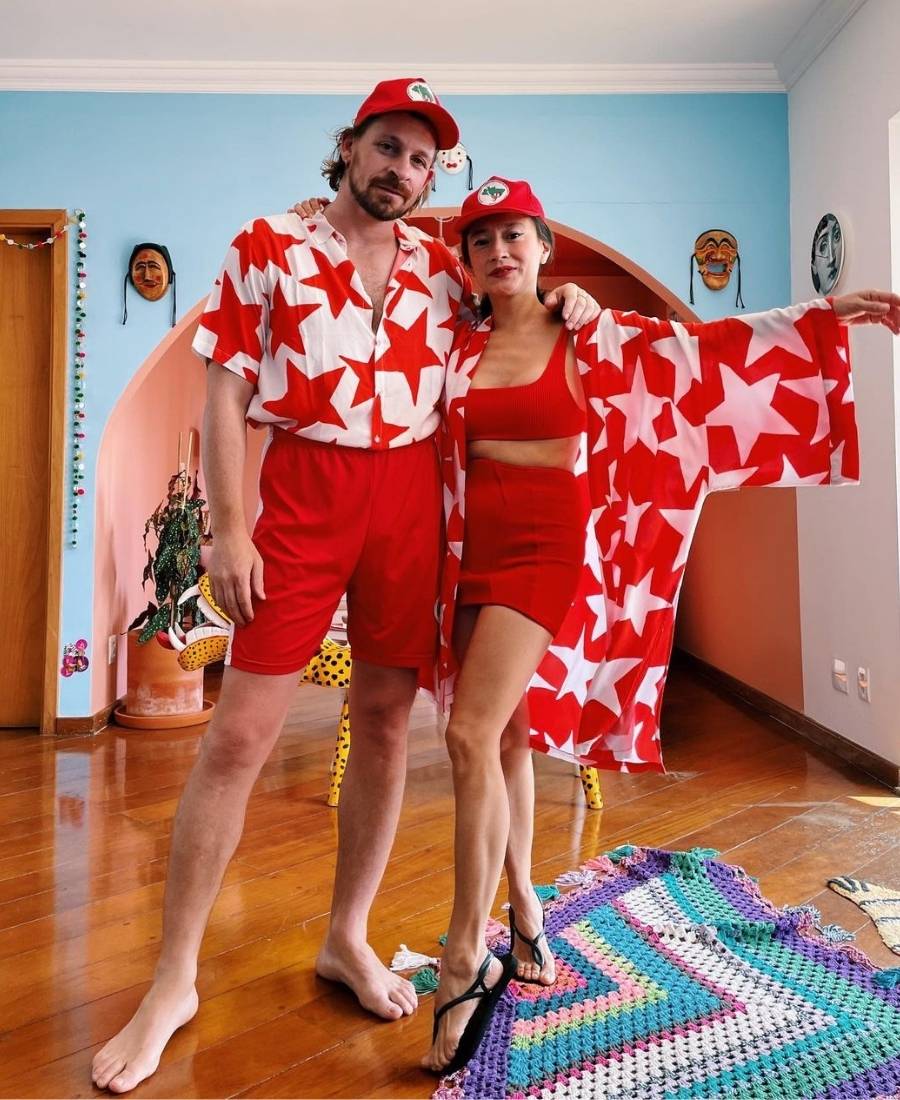 casal usando looks vermelhos com estampa de estrela para votar