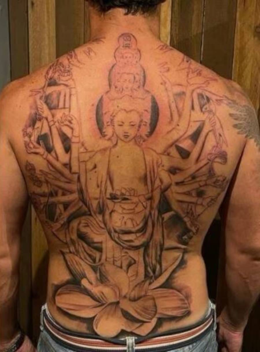 Foto das Costas de Iran Malfitano com sua tatuagem de Buda