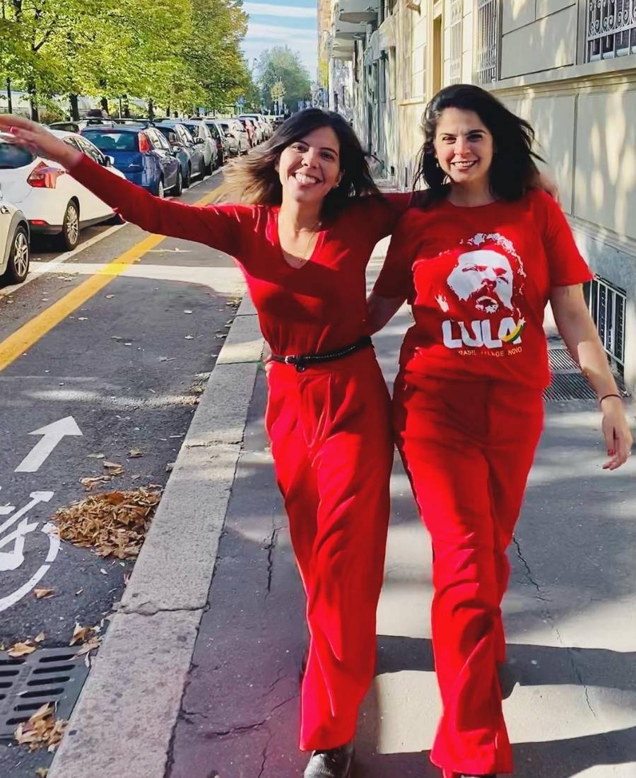 duas mulheres usando look monocromático vermelho