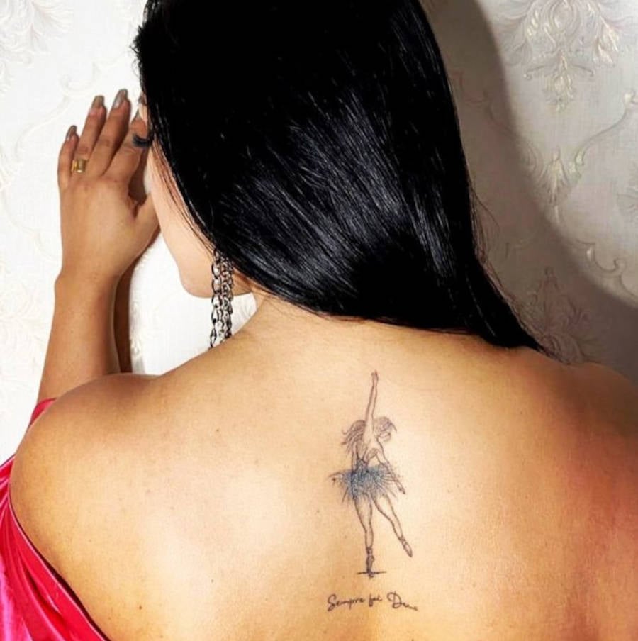Foto das costas de Moranguinho com sua tattoo em homenagem a dança