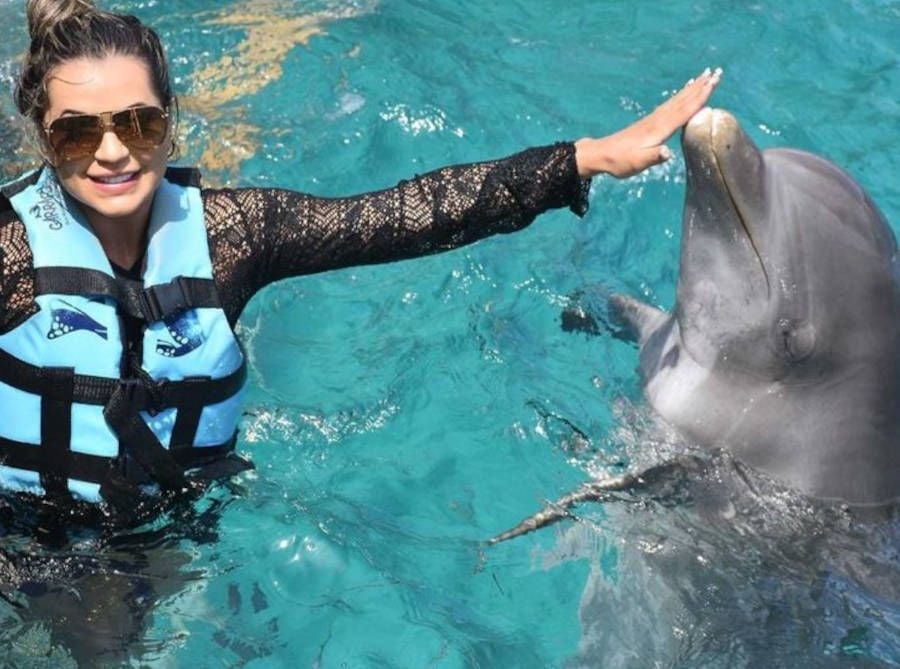 Foto de Deolane Bezerra com golfinho antes da fama