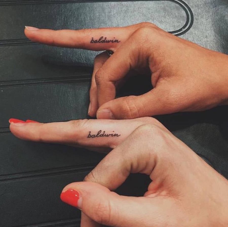 Tatuagem escrito "Baldwin" no dedo médio de Hailey Bieber e Ireland Baldwn