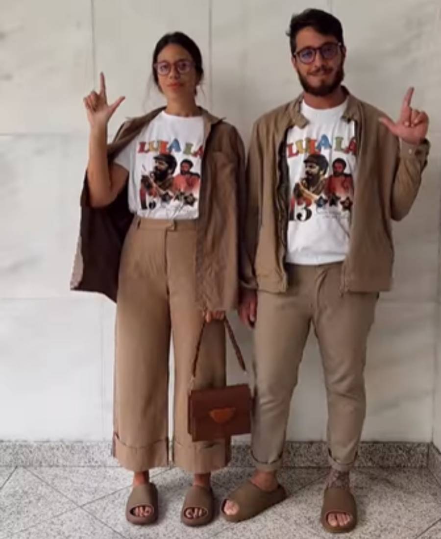 casal usando look marrom com camiseta do Lula