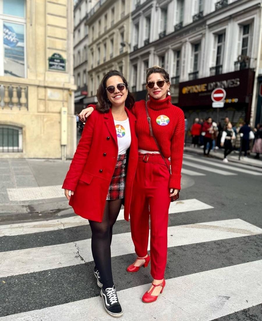 duas mulheres usando roupas vermelhas para votar em Paris