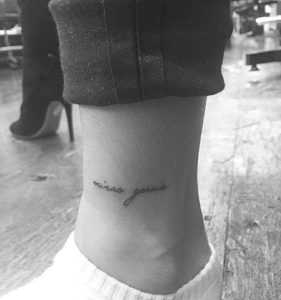 Foto da tatuagem no tornozelo de Hailey em preto e branco