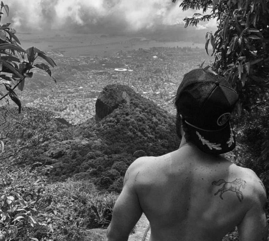 Foto de Chay Suede de costas mostrando sua tattoo de cavalo