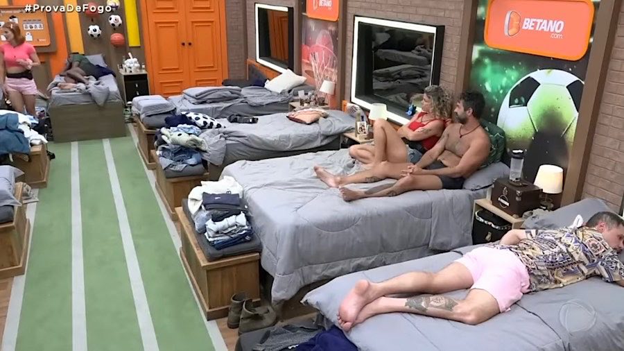 Grupo B reunido no quarto de A Fazenda.