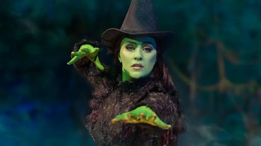 imagem do musical Wicked com elphaba, bruxa má do Oeste, com as mãos esticadas para realizar uma magia