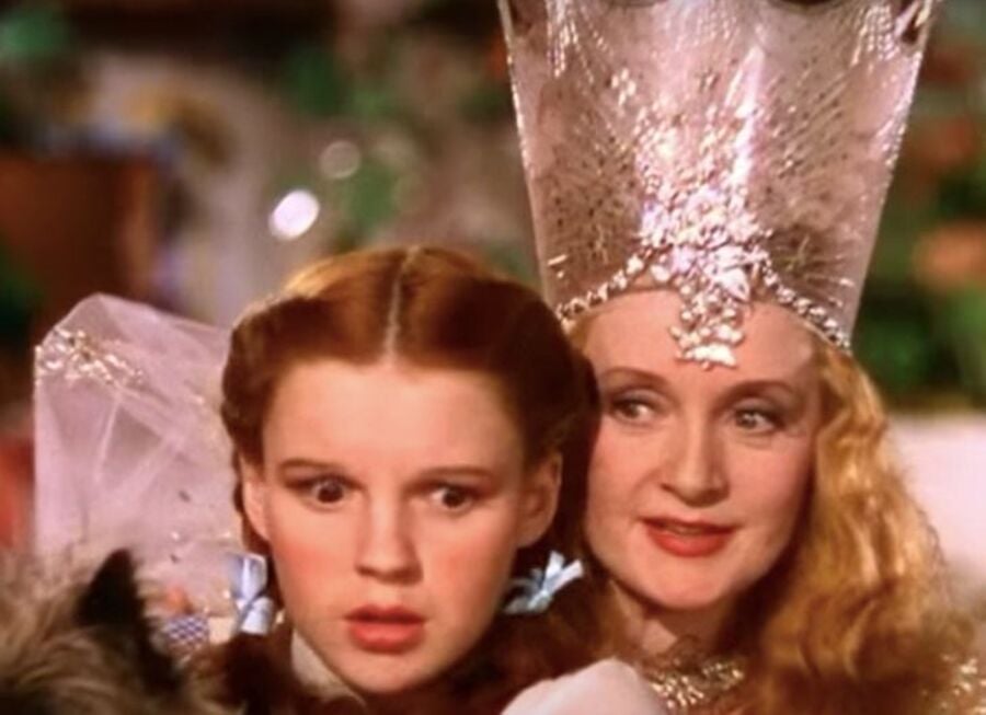 Glinda, A bruxa boa do Sul, falando com Doroth no filme O Mágico de Oz