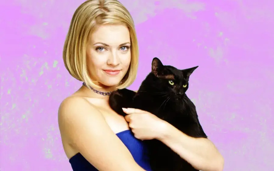 representando Touro na Bruxa de cada signo, temos Sabrina, da série antiga de TV, segurando seu gato preto, Salém