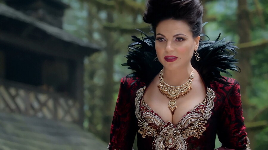 representando Libra na Bruxa de cada signo, temos Regina, bruxa má da branca de neve com um vestido vermelho e jóias