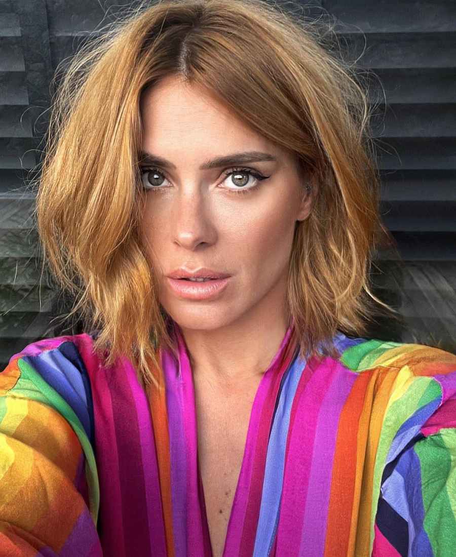 Foto da atriz Carolina Dieckmann, selfie, usando camisa colorida de listras. Atriz estará em uma das novas novelas da Globo de 2023.