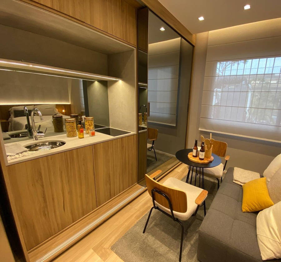 Loft pequeno com porta espelhada.