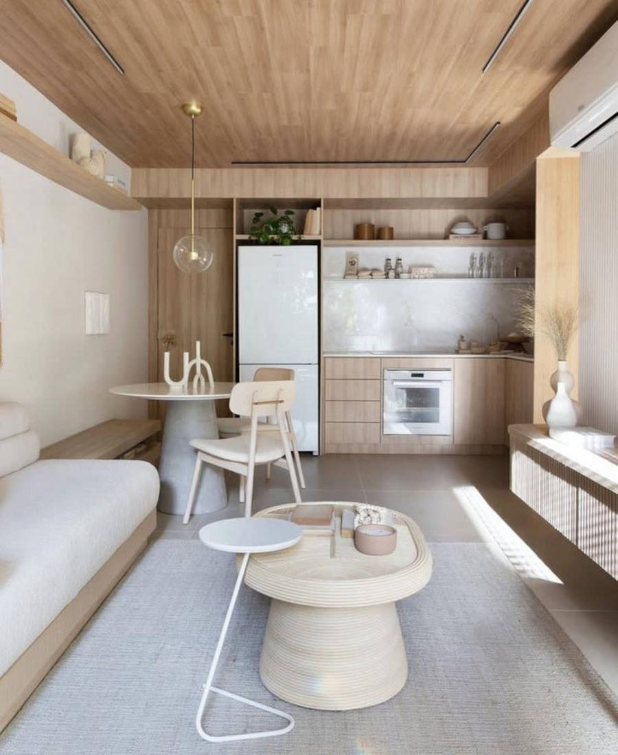 Cozinha e sala com teto de madeira.