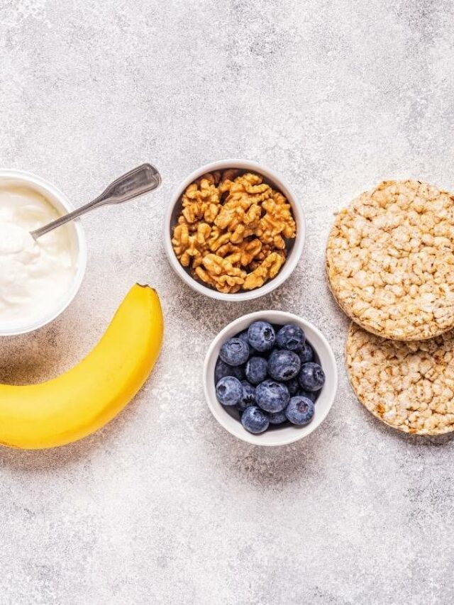 foto de bancada de pedra com lanches rápidos energéticos: nozes, frutas e iogurte