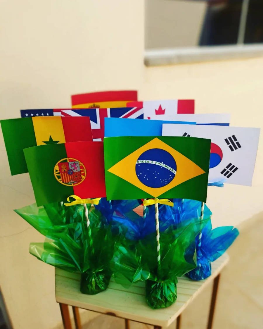 Plaquinhas com bandeiras dos países da Copa.