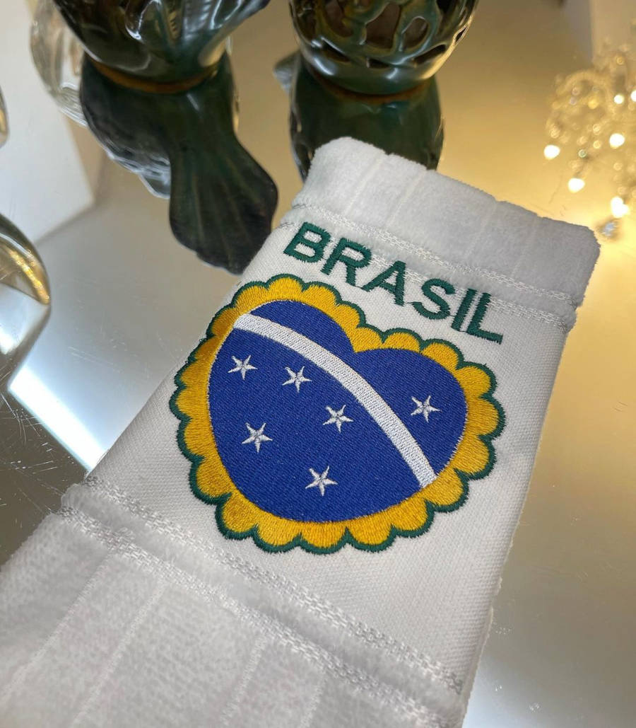 Toalha com bordado do Brasil.