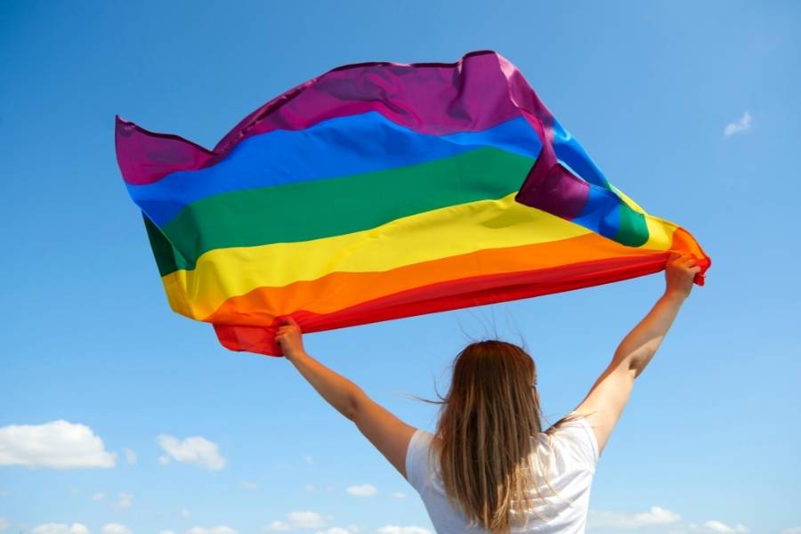 Mulher com bandeira LGBTQIA+.