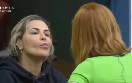 Deolane Bezerra cospe em Deborah Albuquerque