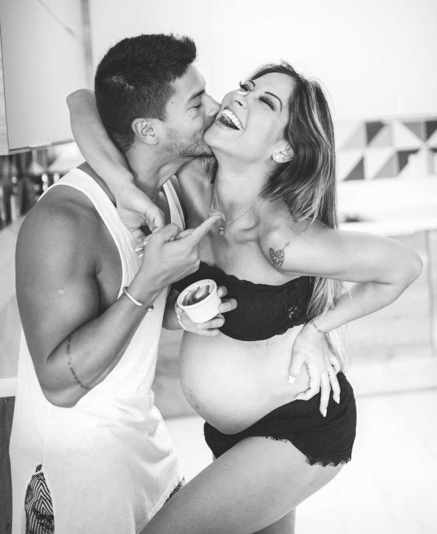 Foto em preto e branco de Arthur Aguiar e Maíra Cardi, que se separaram em outubro de 2022. Ex-casal está abraçado, sorrindo, e Maíra grávida de Sofia, a filha dos dois.