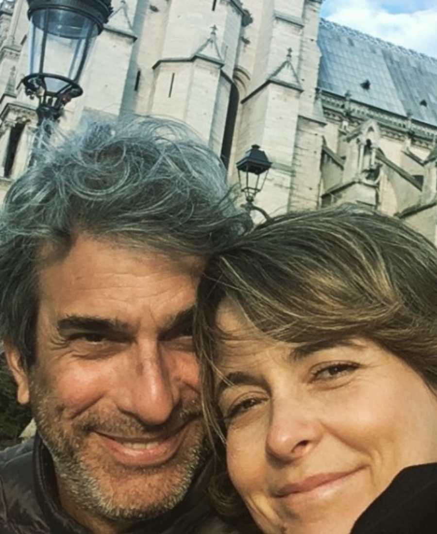 Foto selfie de ex-casal Claudia Abreu e José Henrique, em local turístico que parece um castelo.