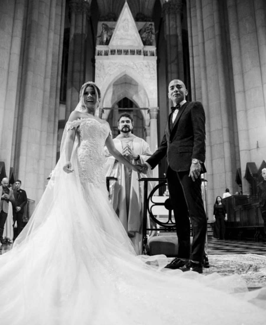 Foto de Lexa e MC Guimê de noivos se casando com o Padre Fábio de Melo na igreja. 