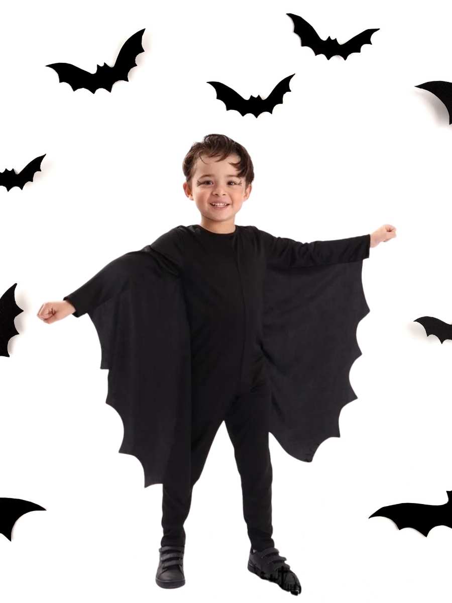 Menino com fantasia de Halloween morcego.