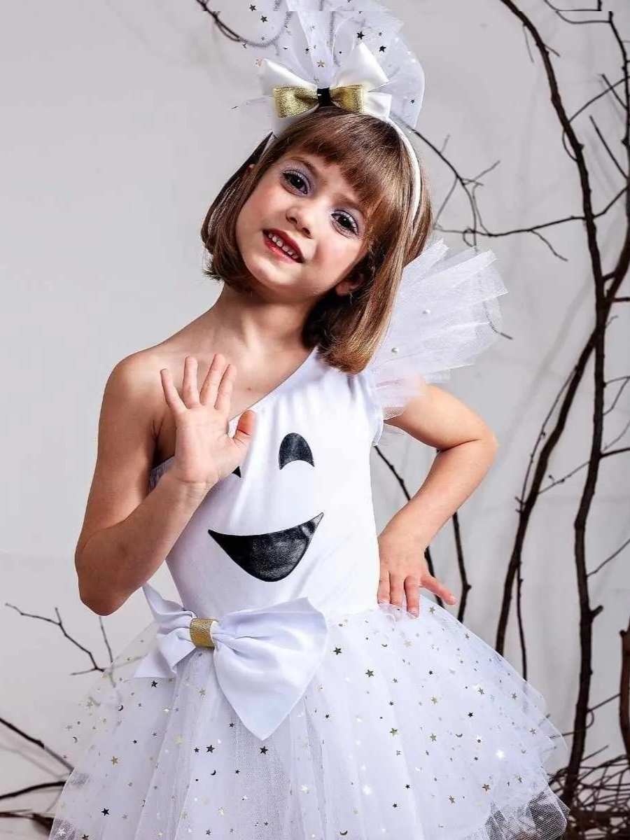 Foto de garotinha com fantasia de Halloween: vestido fantasminha com tiara.