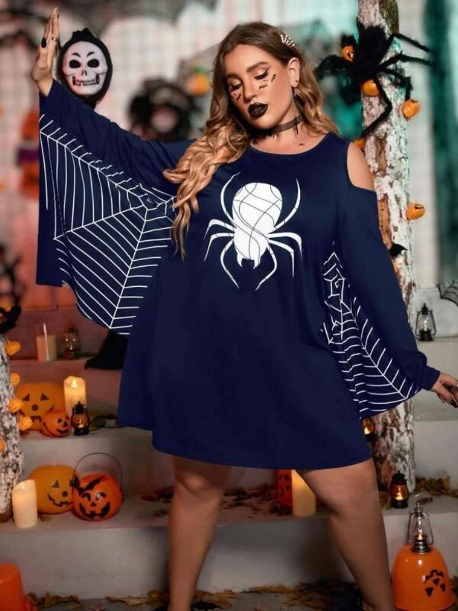 Foto de mulher com fantasia de Halloween: vestido preto com desenho de aranha e na manga comprida, desenho de teia de aranha.