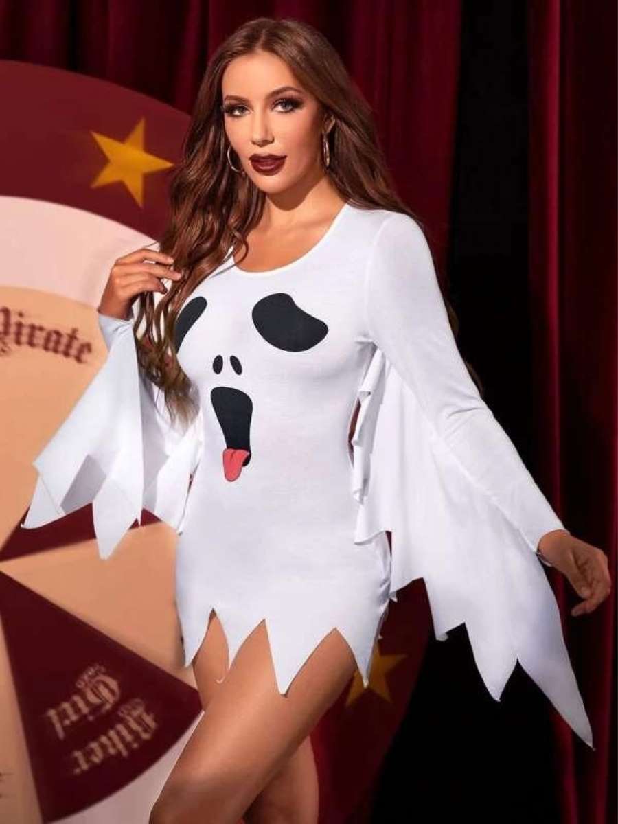 Foto de modelo com fantasia de Halloween: vestido branco com recortes  e estampa de rosto de fantasma.