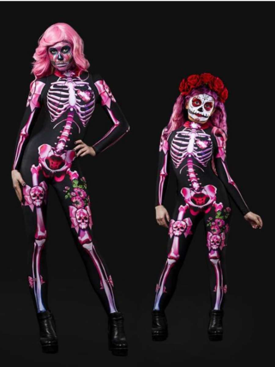 Foto de mulher e garotinha vestidas com fantasia de esqueleto: caveira mexicana. 