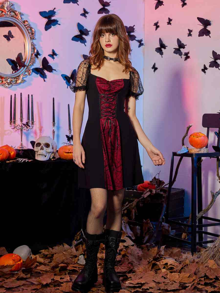 Foto de mulher com vestido fantasia de Halloween vampiro.